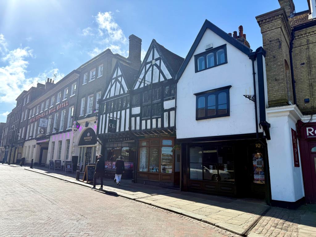 Lot: 73 - VACANT COMMERCIAL UNIT - View of High Street